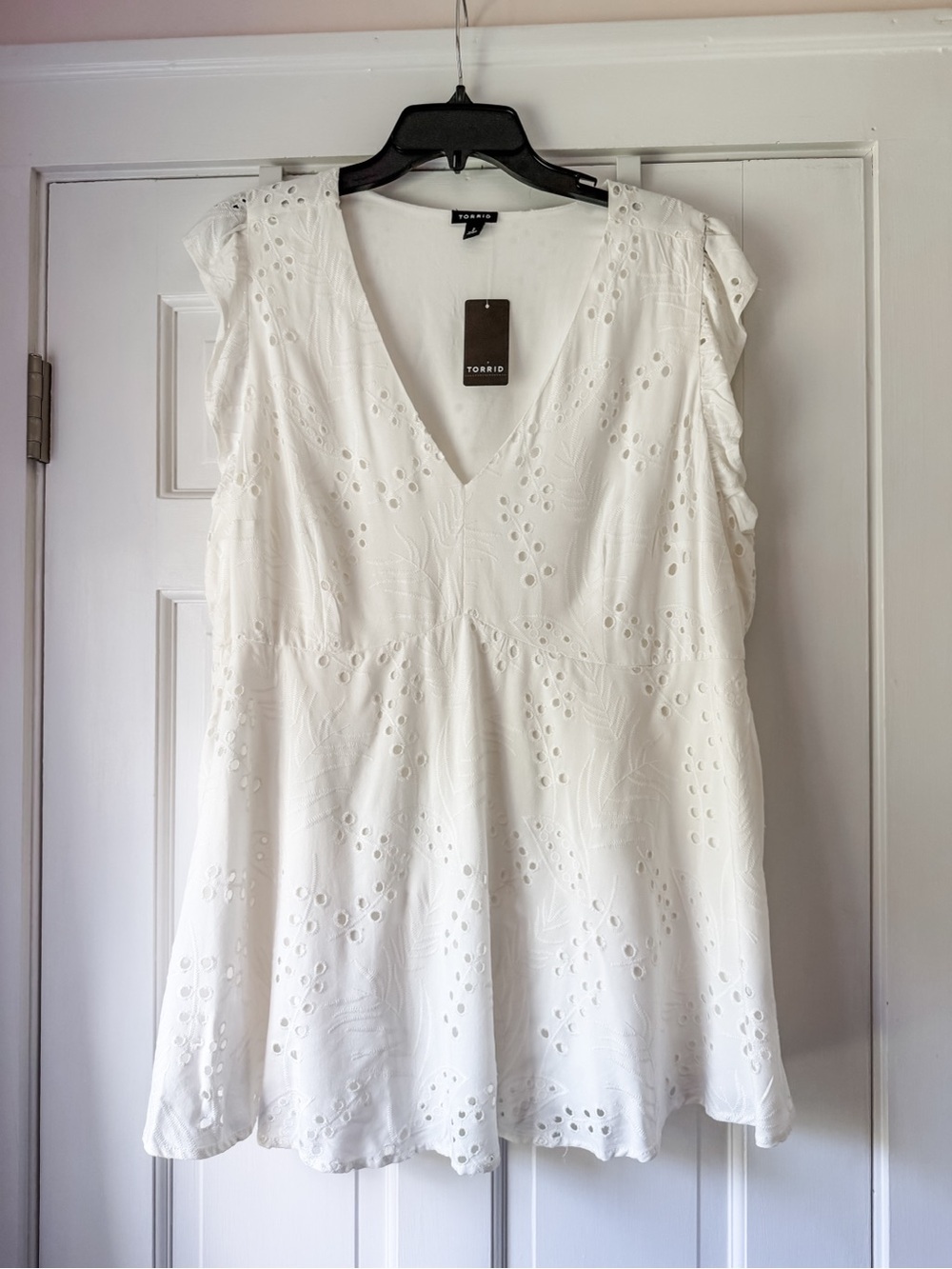 NWT Torrid White Eyelet V-Neck Flutter Sleeve Top - Size 2